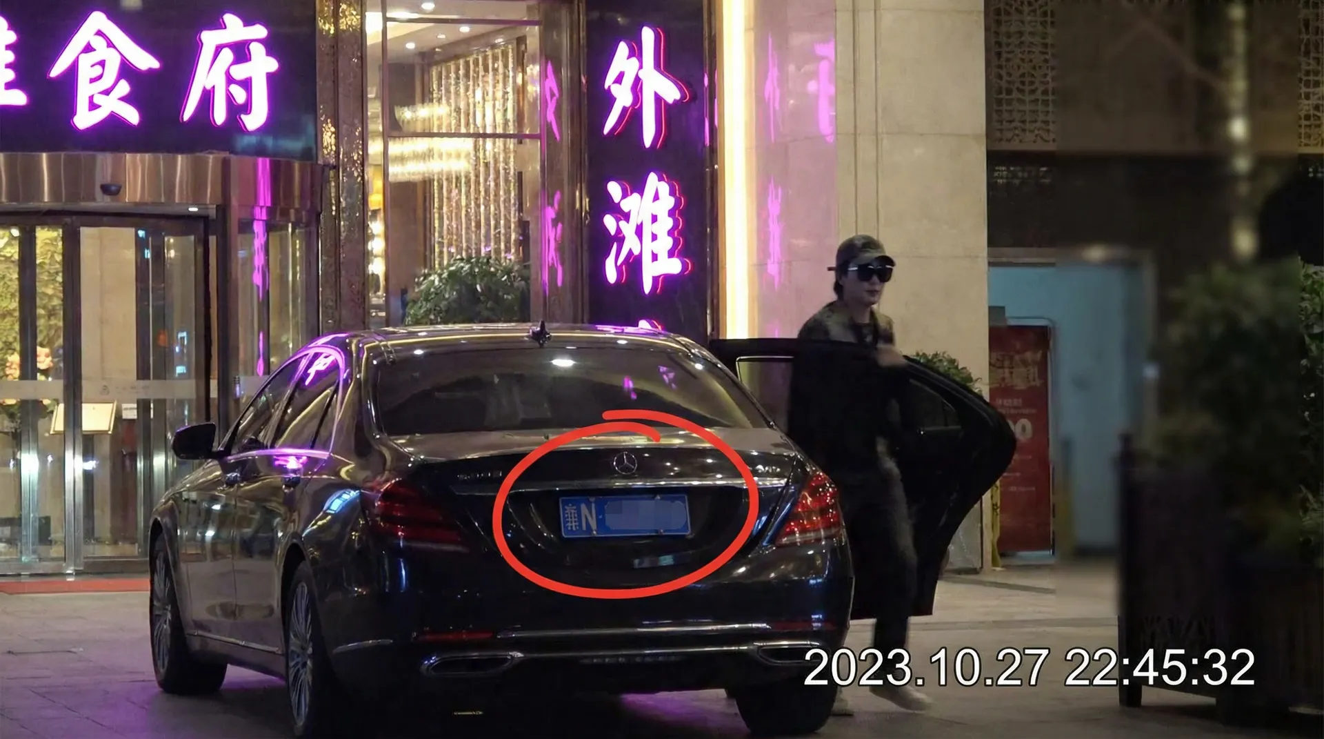 51轻量 - 某明星深夜现身高档餐厅被拍